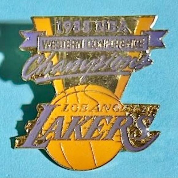 1988 LA Lakers NBA West Div. Champions pin & Magic Johnson 1993 Skybox Card #358 - Picture 3 of 3